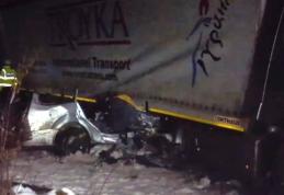 Accident cumplit în Suceava. Cinci tineri au murit pe loc, după ce mașina lor a intrat sub un TIR