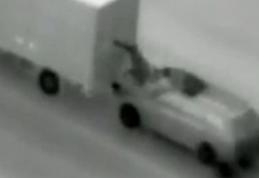 Vestul sălbatic s-a mutat pe şoselele din România. Bărbați prinși în timp ce furau din tiruri aflate în mișcare – VIDEO