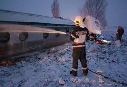 Accident! O cisternă a unei firme din Dorohoi încărcată cu benzină și motorină s-a răsturnat în județul Bacău - FOTO