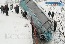 Accident ce se putea termina tragic! Un microbuz s-a răsturnat la Brăești - FOTO