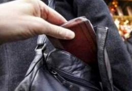 Hoață din buzunare, prinsă de către polițiști după ce a prădat o femeie în Piața Centrală