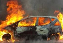 Mașină cuprinsă de flăcări în curtea unei locuințe din Lozna