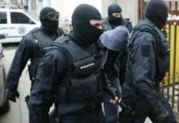 În loc de Moș Crăciun au venit mascații! Percheziții la două persoane cercetate pentru contrabandă cu ţigări