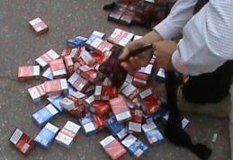 Ţigări de contrabandă confiscate de poliţişti de la un tânăr de 19 ani din zona Pieţei Centrale