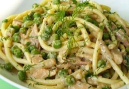 Spaghete cu șuncă, mazăre și sos de smântână