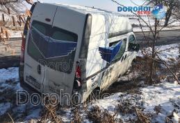 Accident la Saucenița! Bărbat rănit după impactul dintre o autoutilitară și un autoturism - FOTO