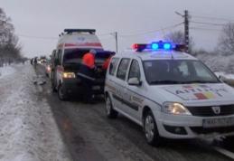 Femeie ranită după ce mașina în care se afla a derapat și a zburat într-un gard