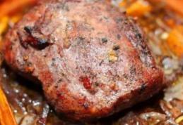 Friptură de porc cu sos de vin roșu