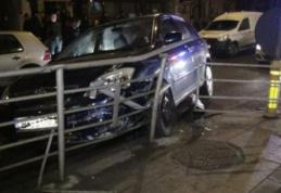 Accident provocat de un șofer băut care a intrat cu mașina în scuarul unei staţii de tramvai