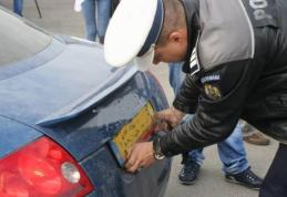 Tânăr de 21 de ani, cercetat de polițiști după ce a fost prins la volan fără permis de conducere şi cu plăcuţele de înmatriculare false