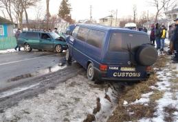 Accident! Impact frontal între un autoturism și un microbuz al Vămii Rădăuți Prut - FOTO