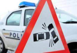 Accident rutier produs din neatenție. Pasagerul dintr-un autoturism a fost rănit