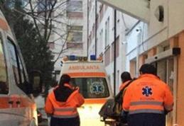 Femeie ajunsă de urgență la spital după ce și-a prins mâna la o mașină de tăiat lemne