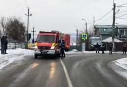 Accident grav cu pericol de explozie! Un șofer a intrat cu mașina într-o țeavă de gaz