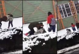 Anchetă după ce o elevă a unui liceu din Dorohoi a fost bătută în plină stradă de alte două fete