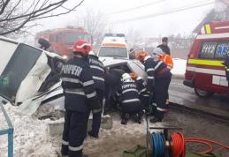 Depășire fatală: Un bărbat a murit și unul este grav rănit după ce un autoturism s-a ciocnit cu un microbuz