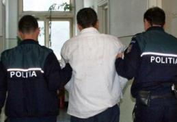 Bărbatul care a înjunghiat angajatul unei primării a fost reţinut pentru 24 de ore