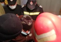 Misiune dificilă pentru pompierii botoșăneni! Bărbat de 300 de kilograme transportat la spital