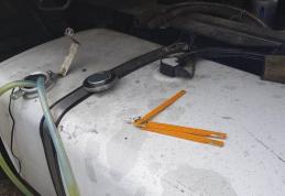 Bărbat prins de jandarmi în timp ce scotea carburant din rezervorul unui TIR
