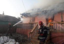 Casă distrusă de flăcări! Pompierii au intervenit pentru stingere - FOTO