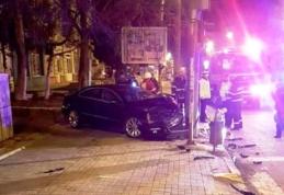 Accident! Un tânăr a pierdut controlul volanului, a urcat pe trotuar după care s-a izbit violent într-un stâlp
