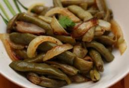 Fasole verde cu ceapă caramelizată