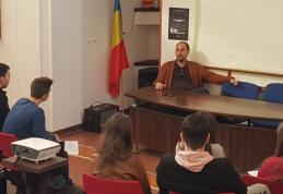 Întâlnire inedită la Colegiul Național „Grigore Ghica” Dorohoi cu unul dintre cei mai reputați critici de teatru din țară - FOTO