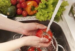 Metoda simplă prin care putem scăpa de pesticidele din fructe şi legume