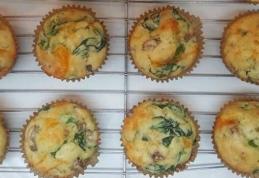 Brioșe cu griș și legume