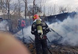La un pas de dezastru. Gospodărie afectată de un incendiu generat de neatenția vecinului - FOTO