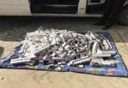 Ţigări de contrabandă, ascunse în pereţii laterali ai unui microbuz - FOTO