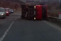 Circulație îngreunată pe drumul Dorohoi - Botoșani! Un camion s-a răsturnat pe contrasens