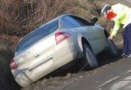 Șofer rupt de beat găsit de polițiști cu mașina în șanț