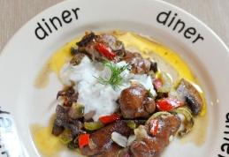 Ficăței la cuptor cu usturoi, sos și legume - ciuperci, ceapă, ardei, dovlecei, vinete