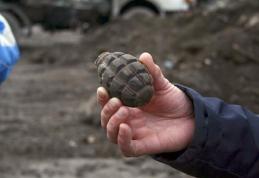 Grenadă găsită pe drum, preluată de pirotehnişti!