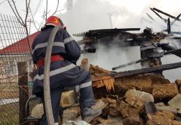 Incendiu puternic la Botoșani. Flăcările, „ajutate” de rafalele de vânt – FOTO