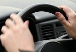 Dosar penal pentru o tânără de 18 ani, care a  lovit o mașină și a părăsit locul incidentului