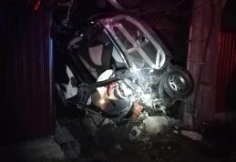 CASCADOR fără voie: Un şofer a ajuns cu mașina într-un gard – FOTO