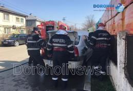 Pericol de explozie în Dorohoi! Scurgeri de carburat de la un autoturism parcat – FOTO