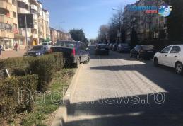 Accident pe Bulevardul Victoriei din Dorohoi! Mașină urcată pe scuar din neatenție – FOTO