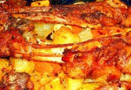 Coaste de miel la cuptor pe pat de dovleac, cartofi și dovlecei