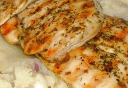 Piept de pui cu piure de conopidă și cartofi