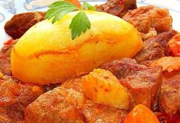Tocană de vită și porc. Cu cartofi muiați în sos