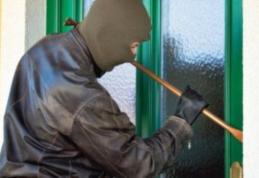 Tânăr de 19 ani cercetat pentru furt. A intrat în casa unei femei de unde a furat 6.800 de lei și mai multe bijuterii 