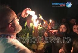Slujba de Înviere: Fericire pe chipul credincioșilor din Dorohoi și împrejurimi adusă de Lumina Sfântă – FOTO
