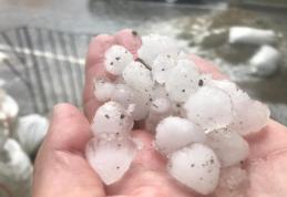 Imagini apocaliptice, după furtuna din Dorohoi: Trotuarele și curțile s-au umplut cu gheață - FOTO