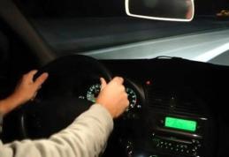 Minor beat, prins la volanul unei maşini furate după ce a avariat o mașină parcată