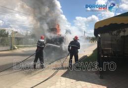 Excavator cuprins de flăcări pe o stradă din Dorohoi. Pompierii au intervenit pentru stingere - FOTO