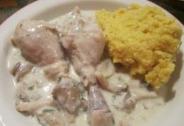 Pui cu smântână și ciuperci