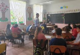 Poliţiştii botoşăneni în mijlocul copiilor din comuna Hlipiceni - FOTO